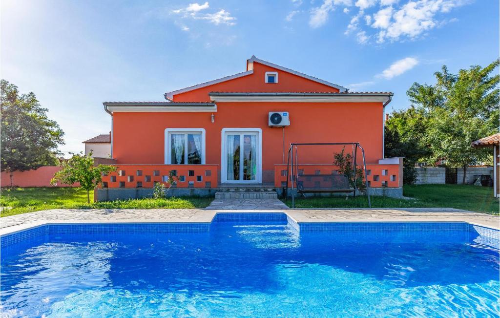 una casa con piscina frente a una casa en Nice Home In Sisan With Kitchen, en Šišan