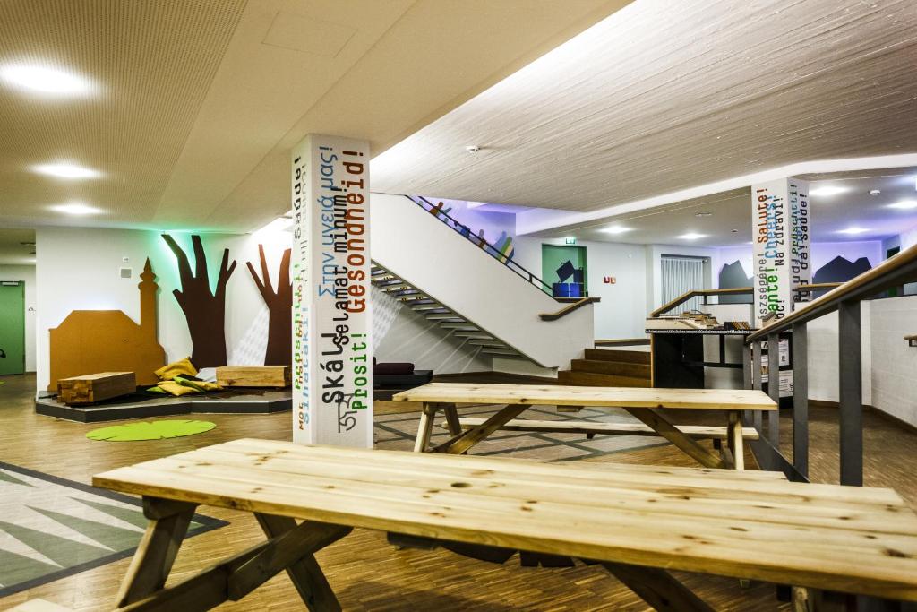 Munich Airport To Hi Munich Park Youth Hostel www.booking.com