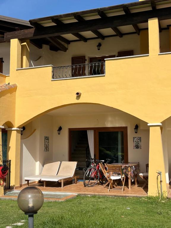 Cette maison dispose d'une terrasse avec un banc et une table. dans l'établissement La Marea, à Chia