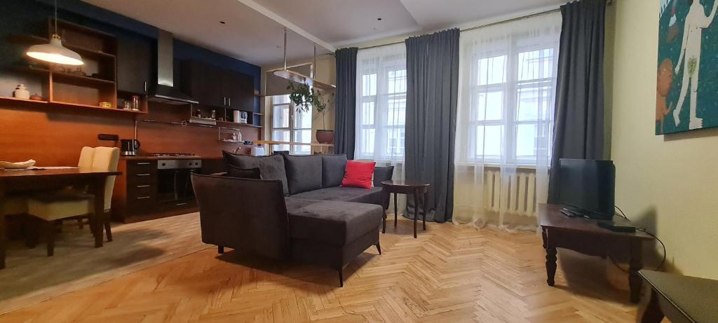 een woonkamer met een bank en een tafel bij ReHouse Stikliu 4 in Vilnius