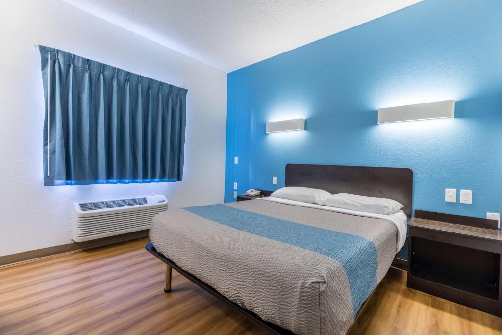 Motel 6-Indianapolis, IN - Southport - Habitación Deluxe Con Cama Extragrande