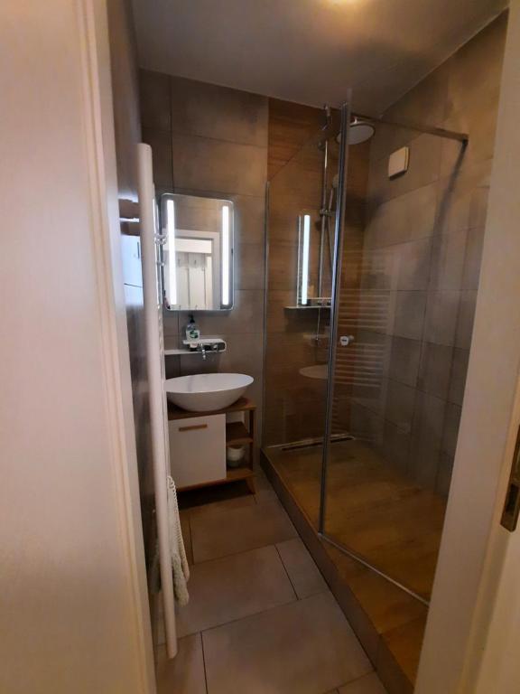 A bathroom at Apartment Klimka with balcony, free wifi and free parking