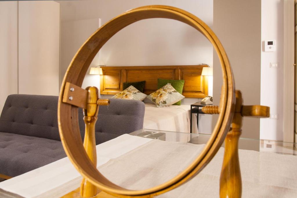 espejo en una habitación con cama y sofá en Amore Se Luxury Apartment en Corato