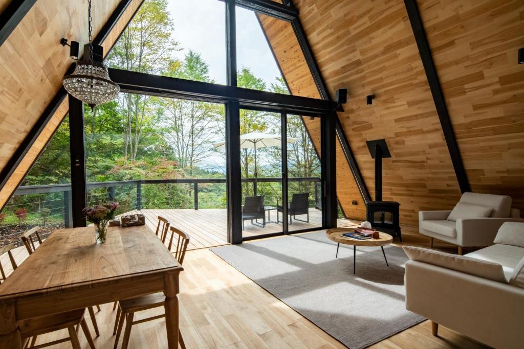 輕井澤的住宿－A-Frame House Minami Karuizawa - Vacation STAY 58046v，开放式客厅配有桌子和沙发