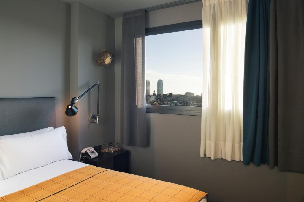 Postel nebo postele na pokoji v ubytování Yurbban Trafalgar Hotel