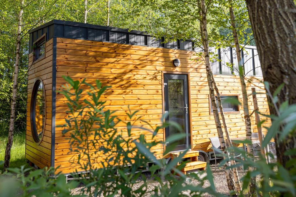 een houten huisje in het bos bij Tiny Haus - Im Herzen vom Unterallgäu in Erkheim