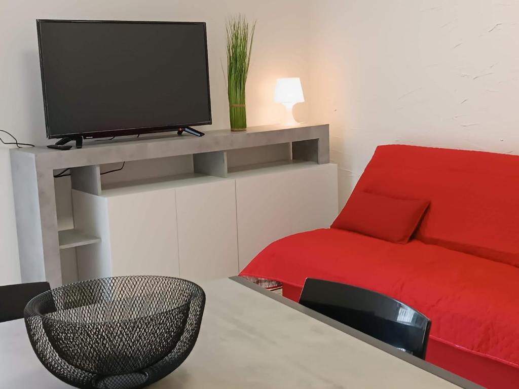 Televízia a/alebo spoločenská miestnosť v ubytovaní Qube Apartment