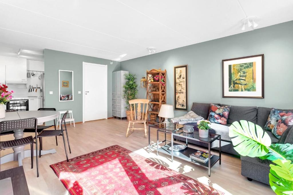 - un salon avec un canapé et une table dans l'établissement Keybutler Central Apartment Grønland, à Oslo