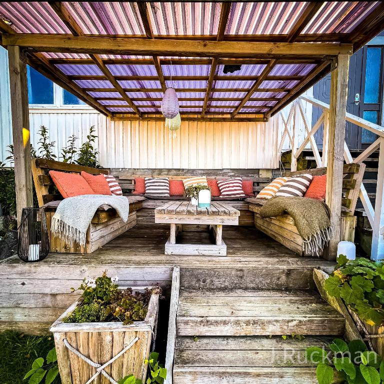 Posezení v ubytování Surfviken Glamping and B&B