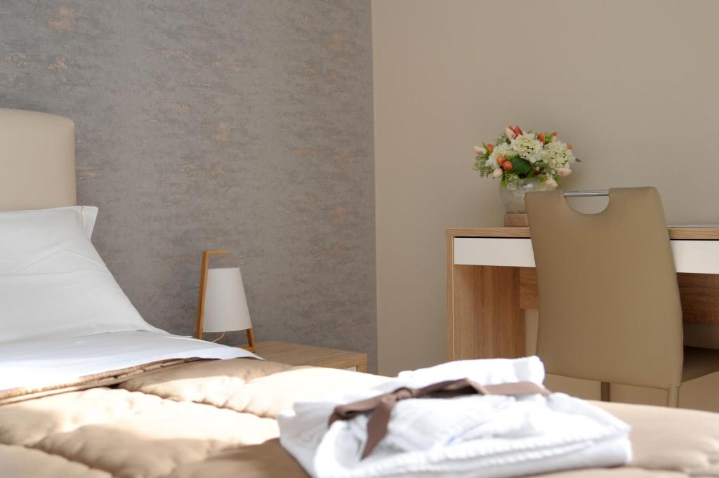 Un dormitorio con una cama y un jarrón de flores. en Etnasentieri Wine house on Etna mount, en Belpasso
