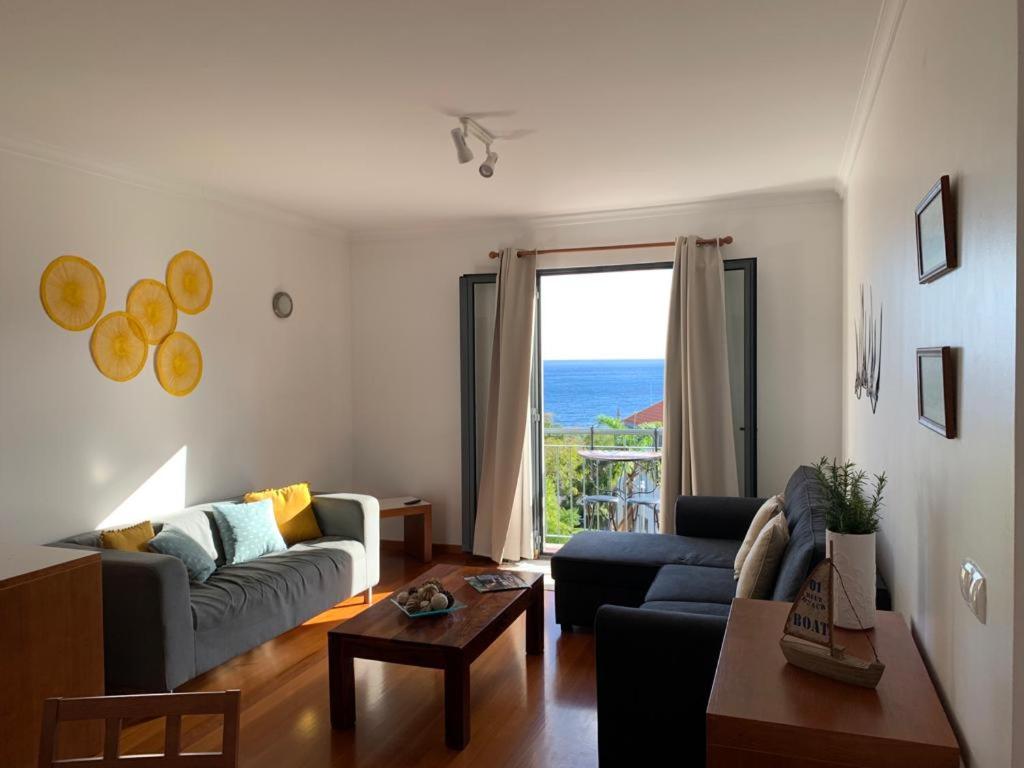 ein Wohnzimmer mit einem Sofa und einem Tisch in der Unterkunft Amazing SEA LIGHT Apartment, close to the beach. in Santa Cruz