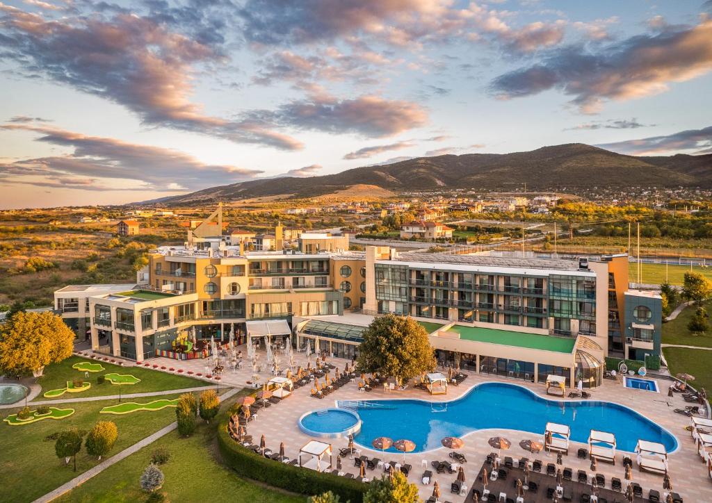 una vista aérea de un complejo con piscina en Park & Spa Hotel Markovo, en Plovdiv