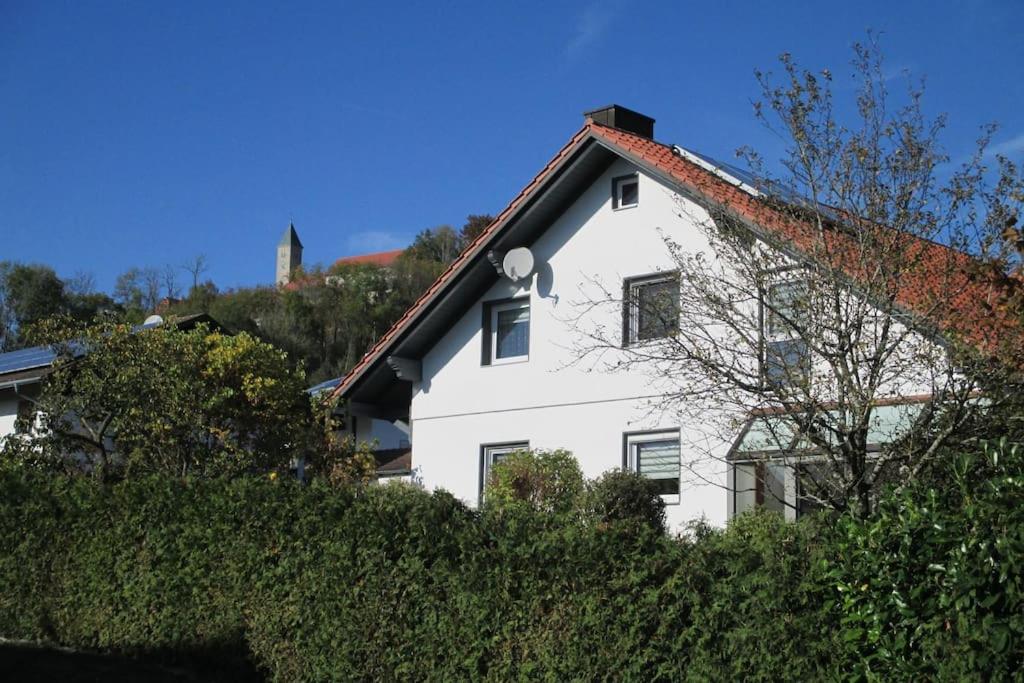 Biały dom z czerwonym dachem w obiekcie Ferienwohnung Anita w mieście Jandelsbrunn