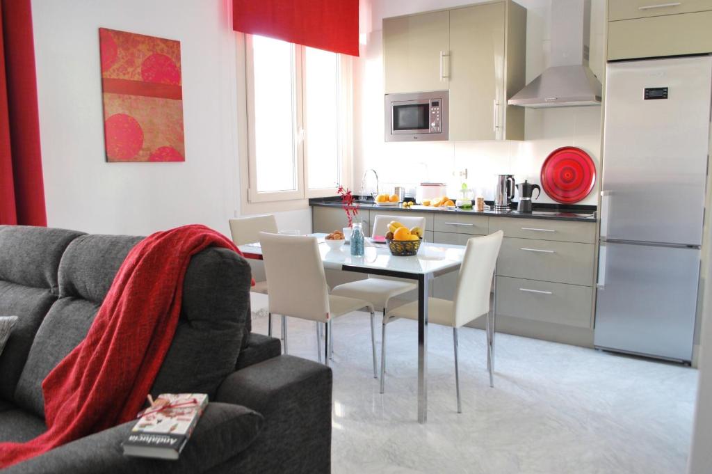 Kuchnia lub aneks kuchenny w obiekcie Sevilla Central Suites Apartamentos Puerta Jerez