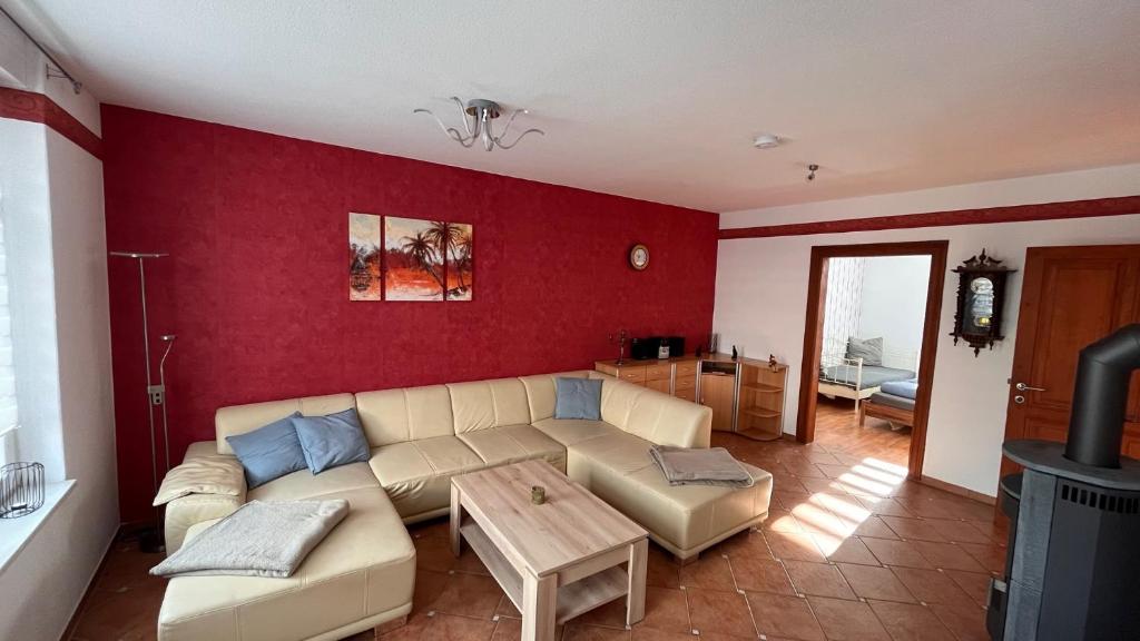 ein Wohnzimmer mit einem Sofa und einem Tisch in der Unterkunft Ferienwohnung am Bodetal mit Wallbox für E-Auto in Thale