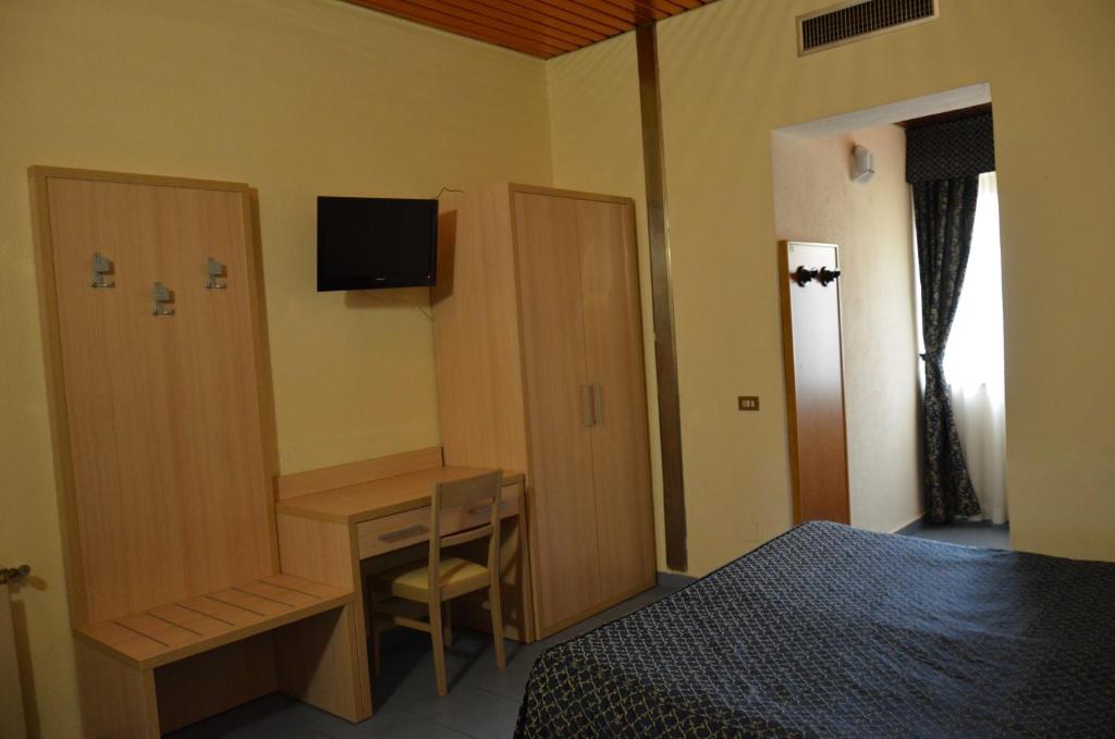 TV a/nebo společenská místnost v ubytování Hotel Nizza