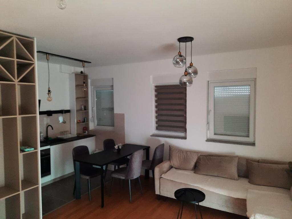 una sala de estar con un sofá y una mesa en NinaRich, en Trebinje