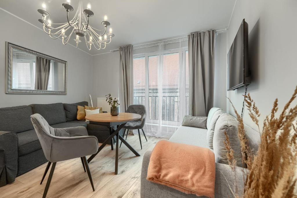 Televízia a/alebo spoločenská miestnosť v ubytovaní Apartamenty MUNN 3 Szczecin