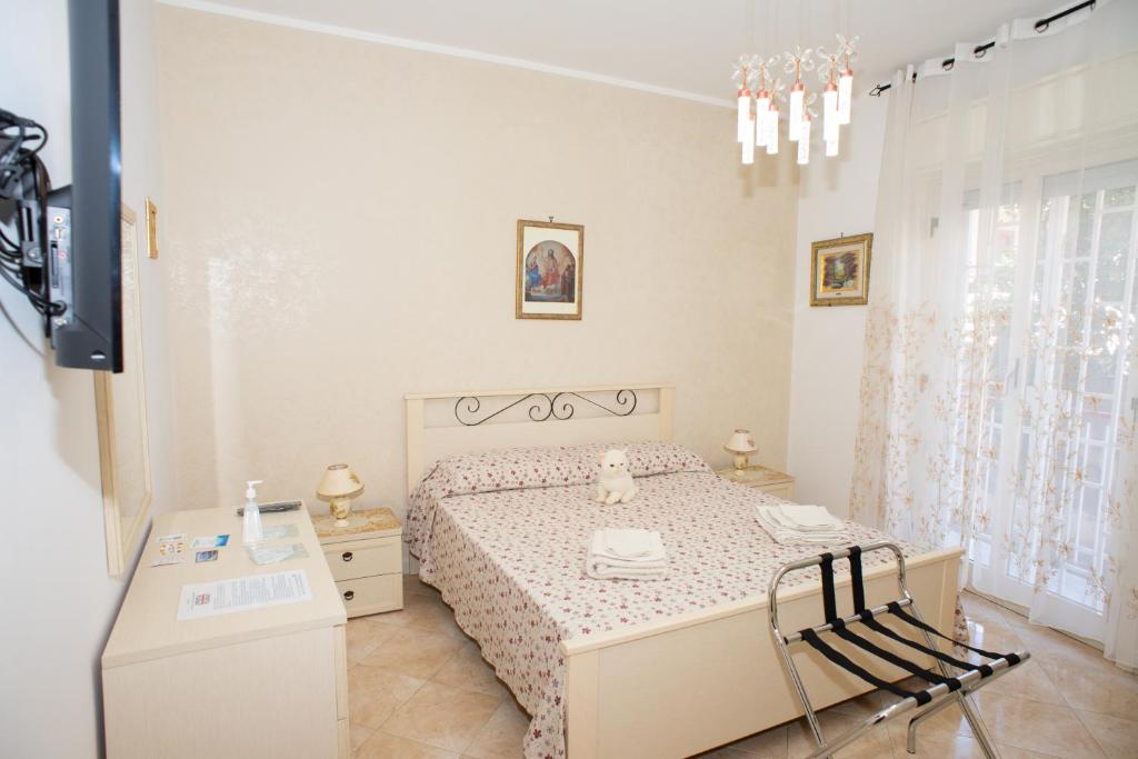 Schlafzimmer mit einem Bett, einem Tisch und Stühlen in der Unterkunft Casa Zibè in Isola delle Femmine