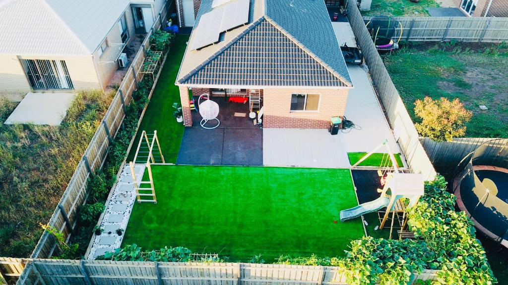 uma vista aérea de uma casa com um relvado verde em Comfy nest 4 bed room family house em Melton South