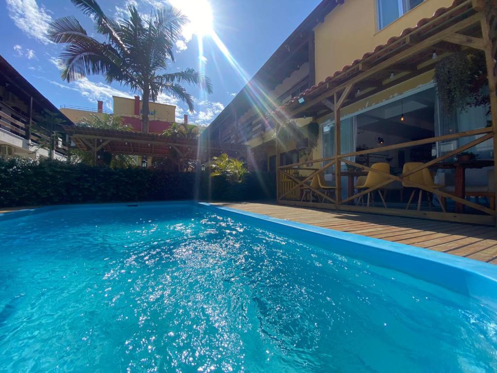 una piscina frente a una casa en Hotel Fênix, en Florianópolis