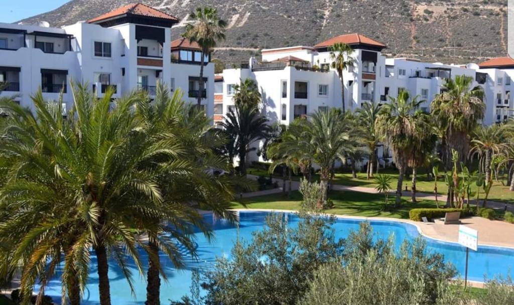 - une vue sur un complexe avec des palmiers et des bâtiments dans l'établissement marinamarina, à Agadir