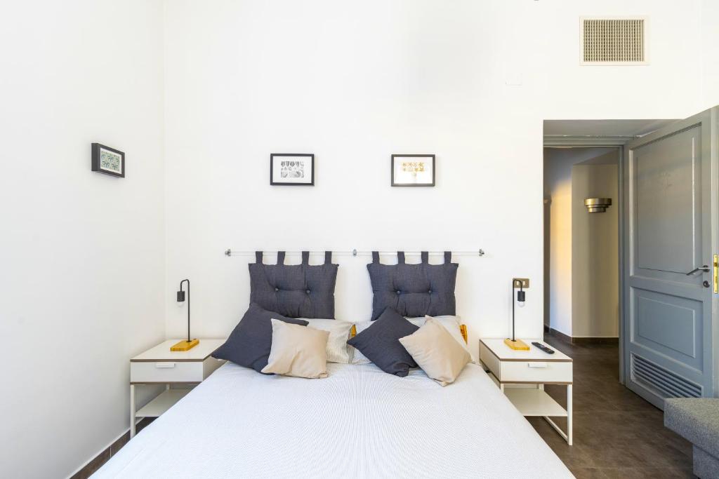 A bed or beds in a room at Hostly - Nicole Apartment Volturno- Full Rome Center