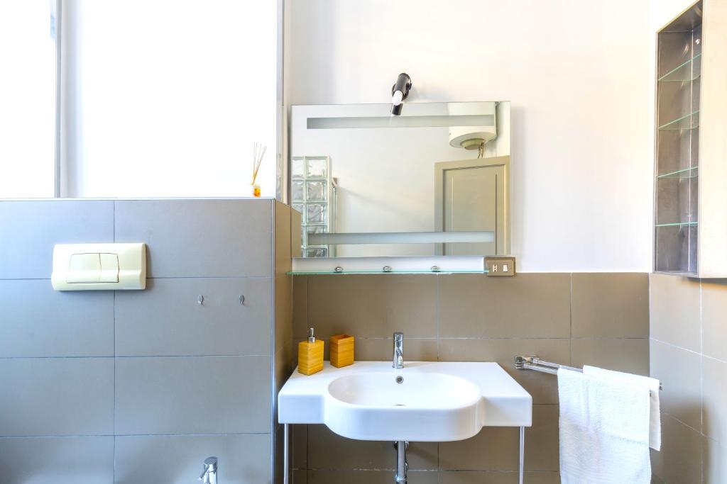 A bathroom at Hostly - Nicole Apartment Volturno- Full Rome Center
