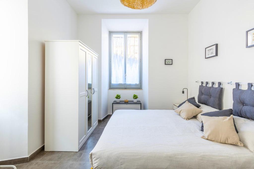 A bed or beds in a room at Hostly - Nicole Apartment Volturno- Full Rome Center