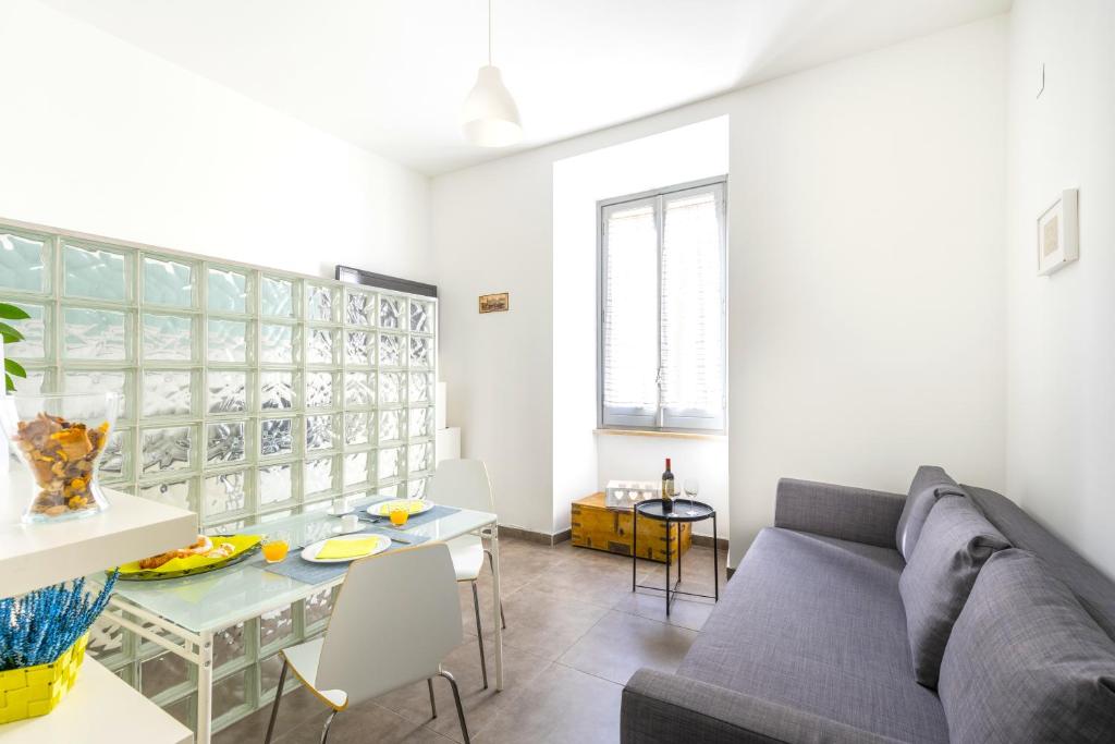 A seating area at Hostly - Nicole Apartment Volturno- Full Rome Center