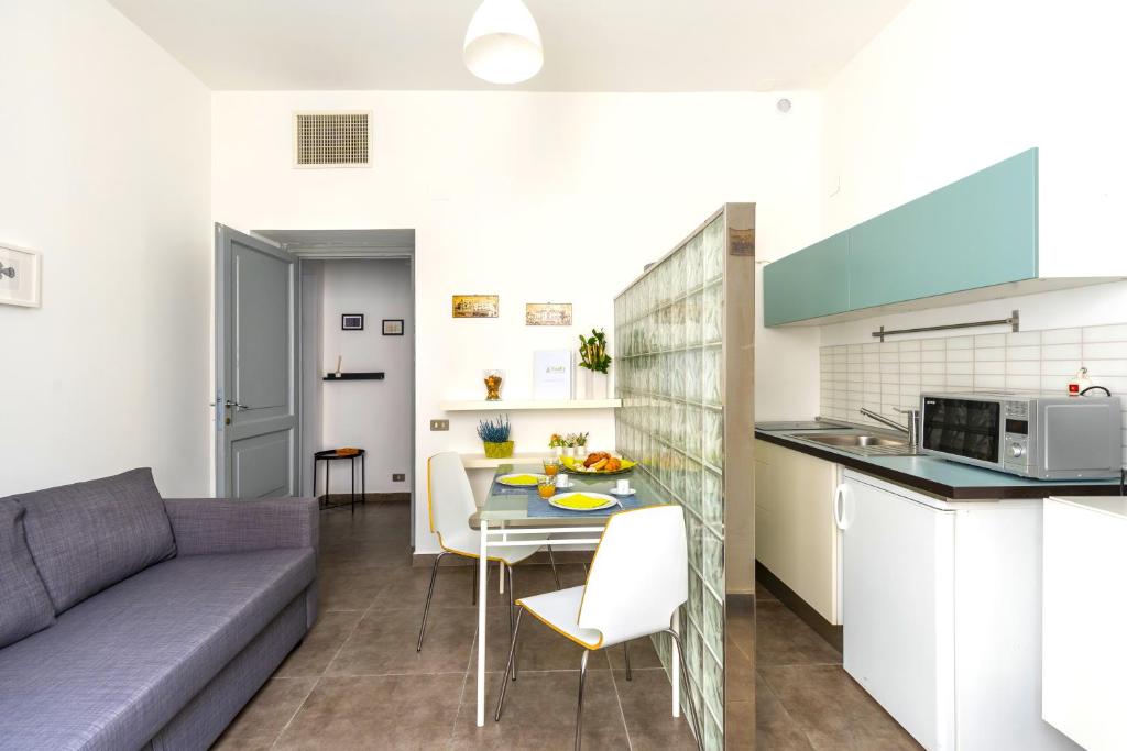 A kitchen or kitchenette at Hostly - Nicole Apartment Volturno- Full Rome Center