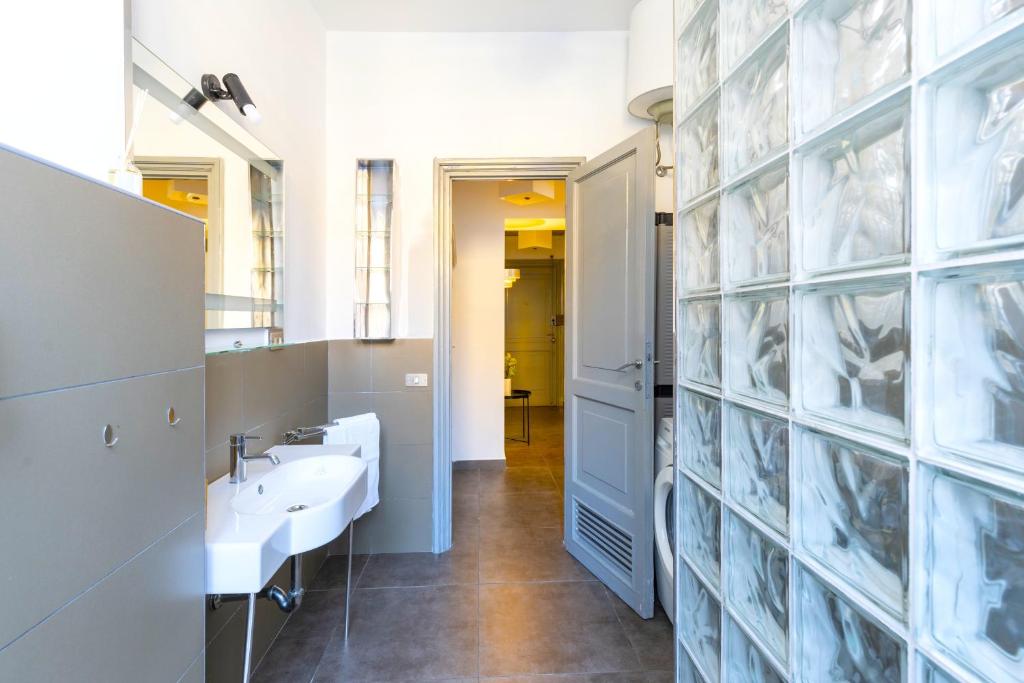 A bathroom at Hostly - Nicole Apartment Volturno- Full Rome Center