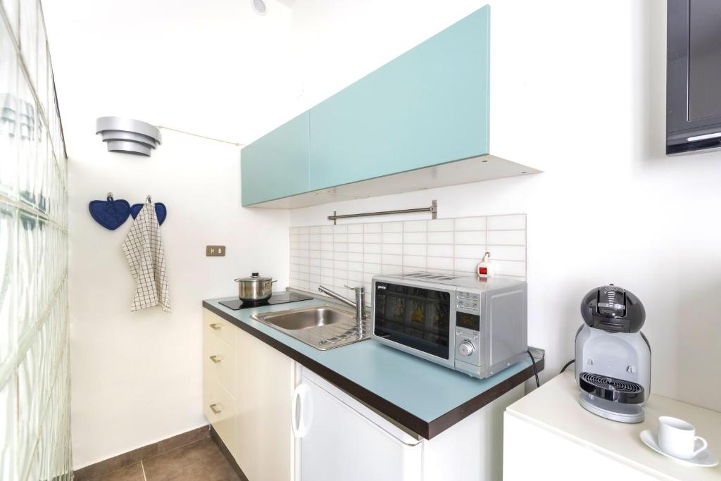 A kitchen or kitchenette at Hostly - Nicole Apartment Volturno- Full Rome Center