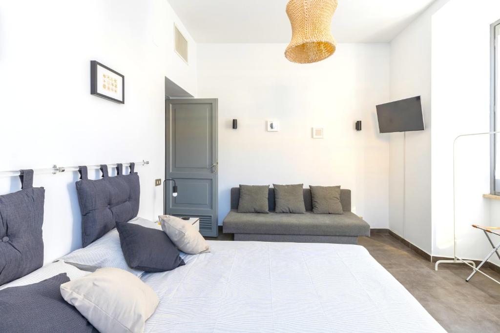 A seating area at Hostly - Nicole Apartment Volturno- Full Rome Center