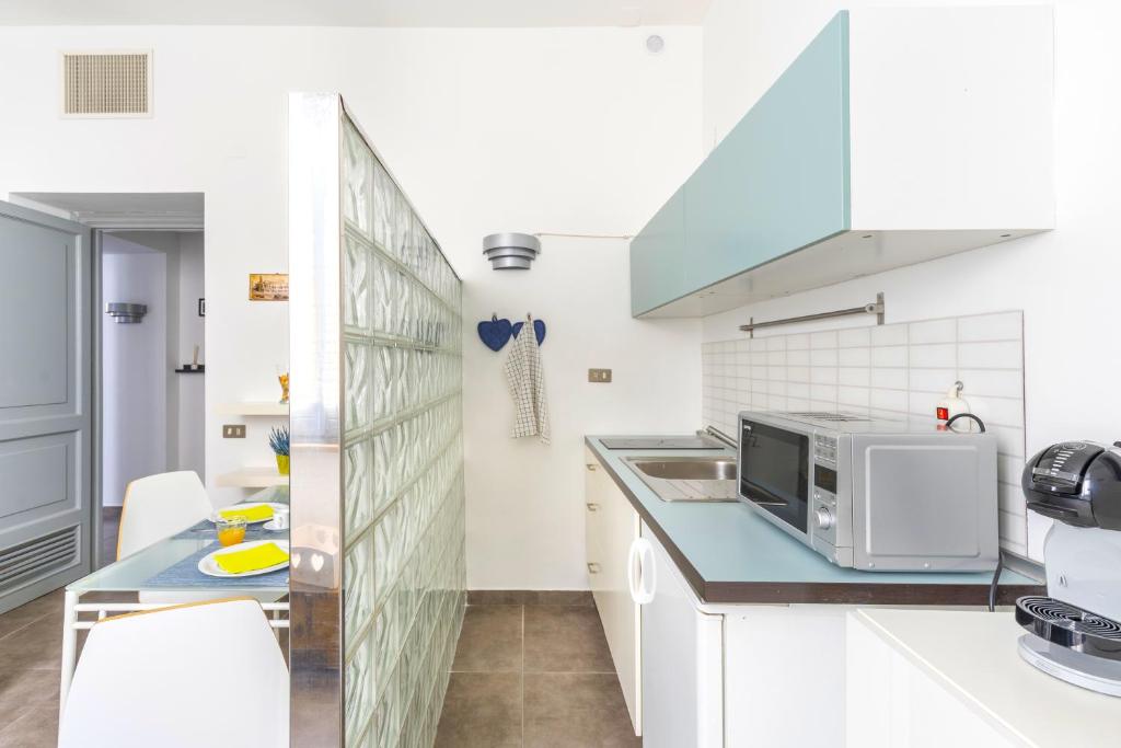 A kitchen or kitchenette at Hostly - Nicole Apartment Volturno- Full Rome Center