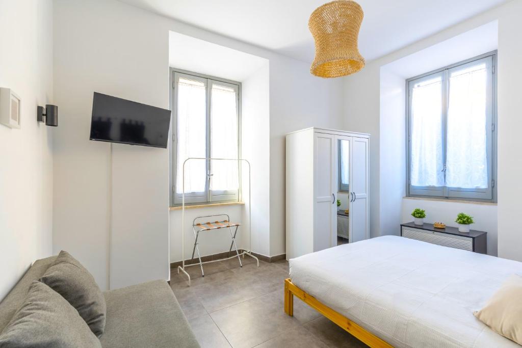 A bed or beds in a room at Hostly - Nicole Apartment Volturno- Full Rome Center