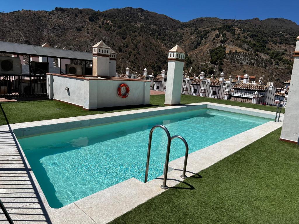 una piscina in cima a una casa di Appartment Nazari in Velez de Benaudalla a Vélez de Benaudalla