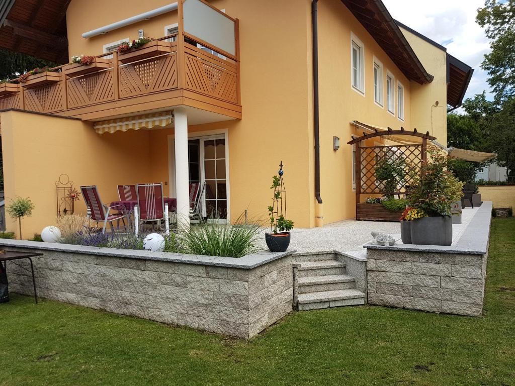 een huis met een terras en een patio bij Ferienwohnung Claudia in Salzburg