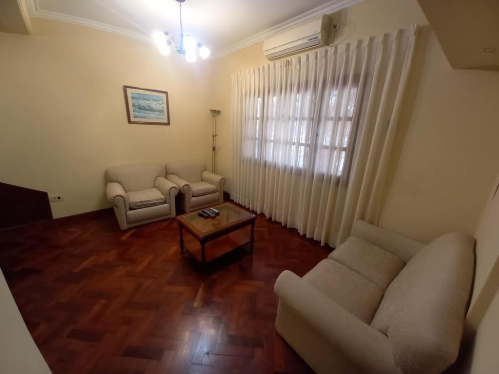 sala de estar con sofá, 2 sillas y mesa en Casa La Linda de la Virrey en Salta