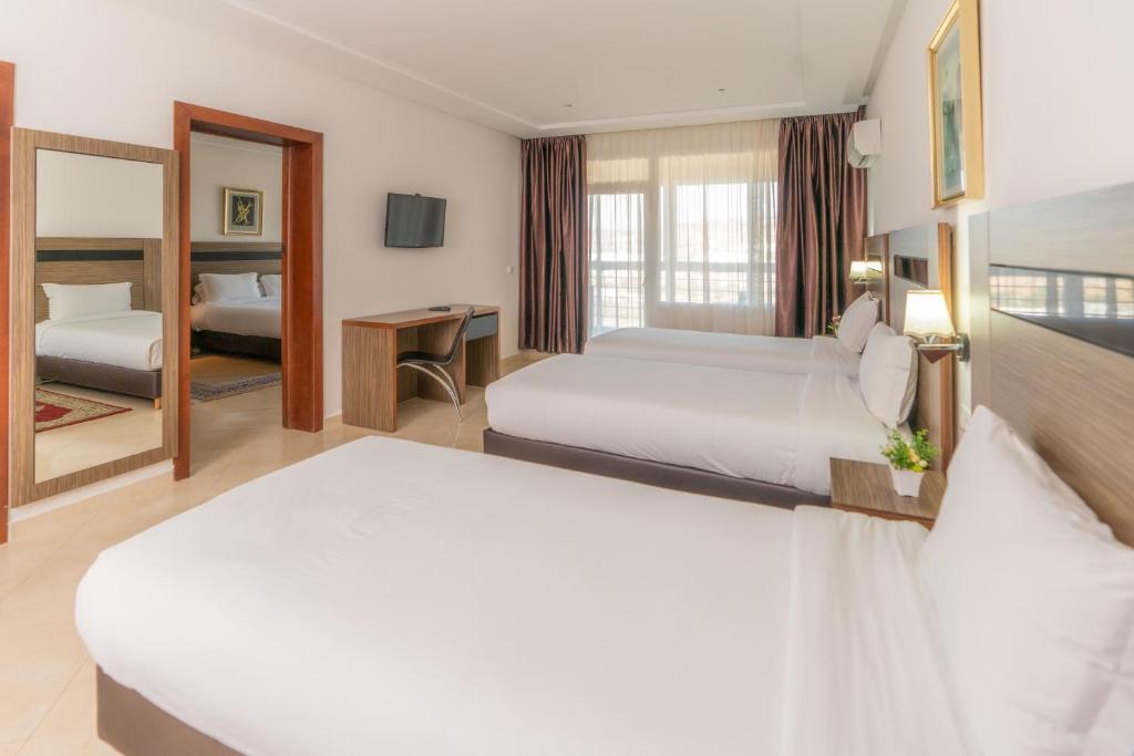 Postel nebo postele na pokoji v ubytování Tanger Med Hotel, Conference & Catering