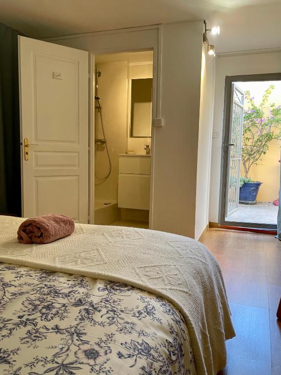 Posteľ alebo postele v izbe v ubytovaní L'ATELIER - Piscine - Dans les vignes - Cassis