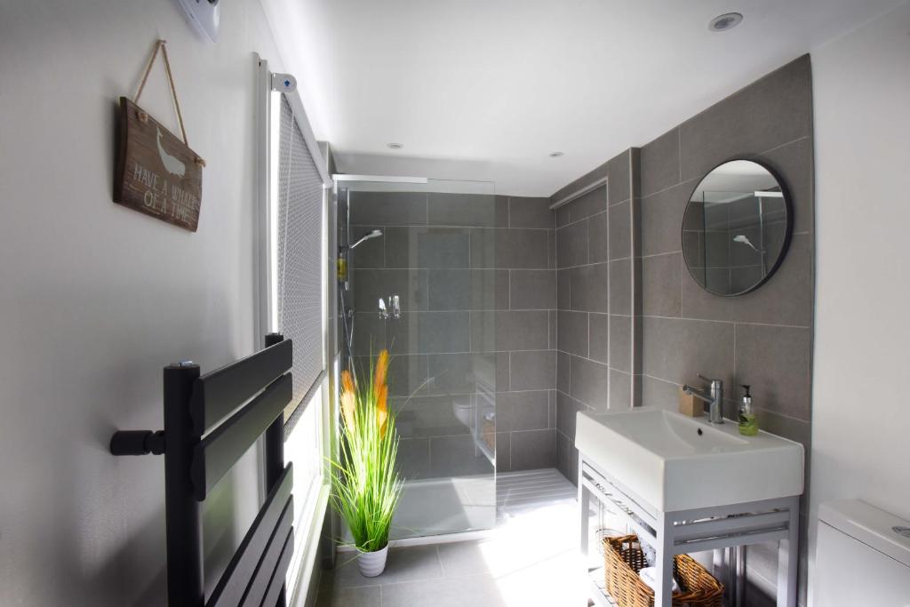 a bathroom with a sink and a mirror at Arthouse Canterbury-Free Secure Parking in Canterbury