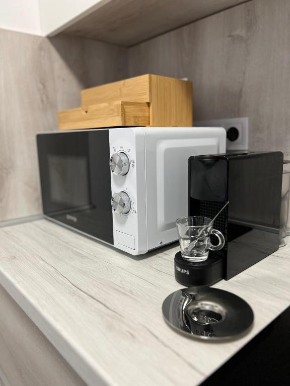 a microwave sitting on top of a counter at SunSuite Szeged in Szeged