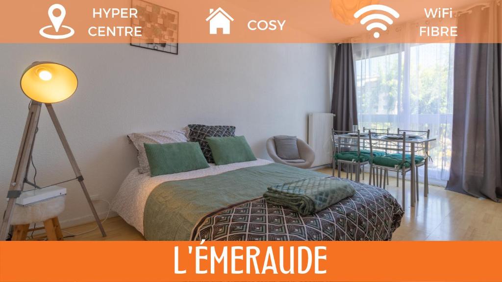 เตียงในห้องที่ ZenBNB - L'émeraude - Beautiful Studio Apartment - Near Tram Station for Geneva