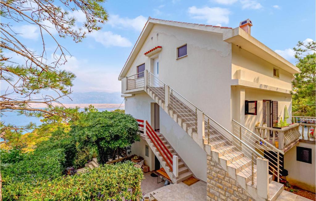 ein weißes Haus mit einer Treppe davor in der Unterkunft Nice Apartment In Bosana-pag With Wifi in Šimuni