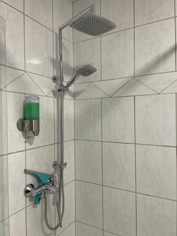 eine Dusche mit Duschkopf im Bad in der Unterkunft Ferienwohnung auf dem Sonnenhang in Bad Rothenfelde