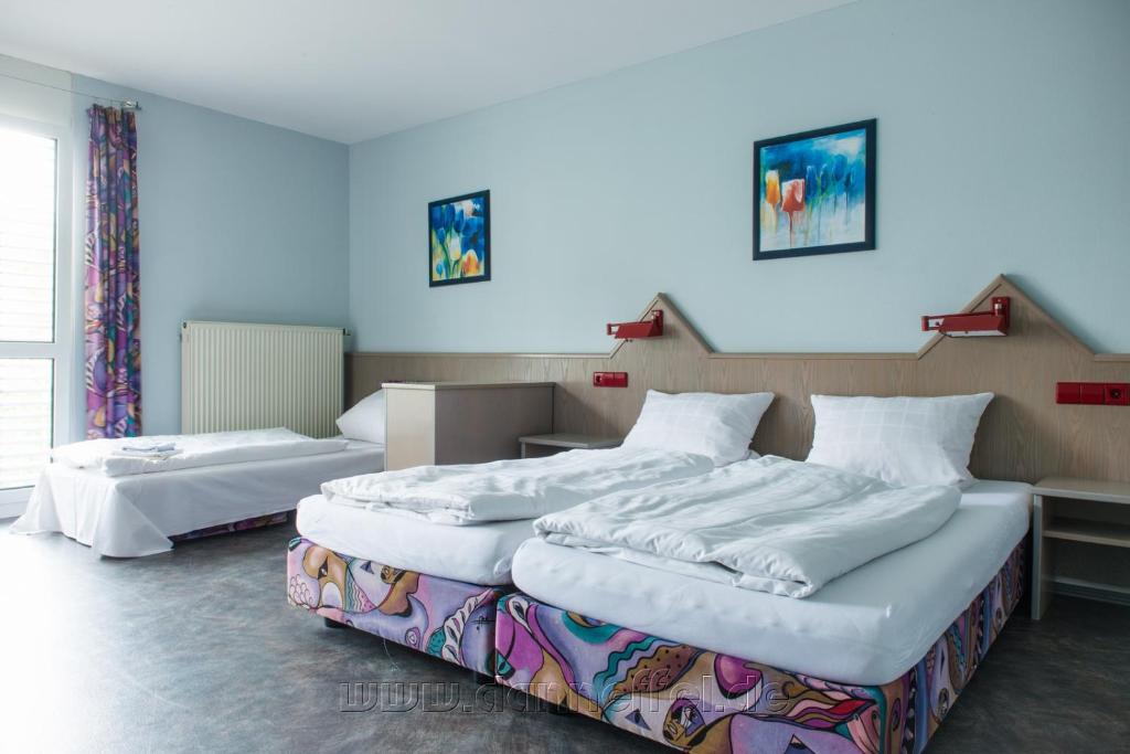 コンスタンツにあるGästehaus Linde, Hotel garniの青い壁のドミトリールーム ベッド2台