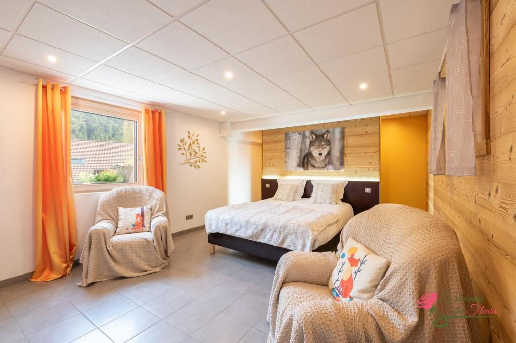 1 dormitorio con 2 camas y 2 sillas en Le Domaine des Fleurs - Appartement La Gentiane, en Gérardmer