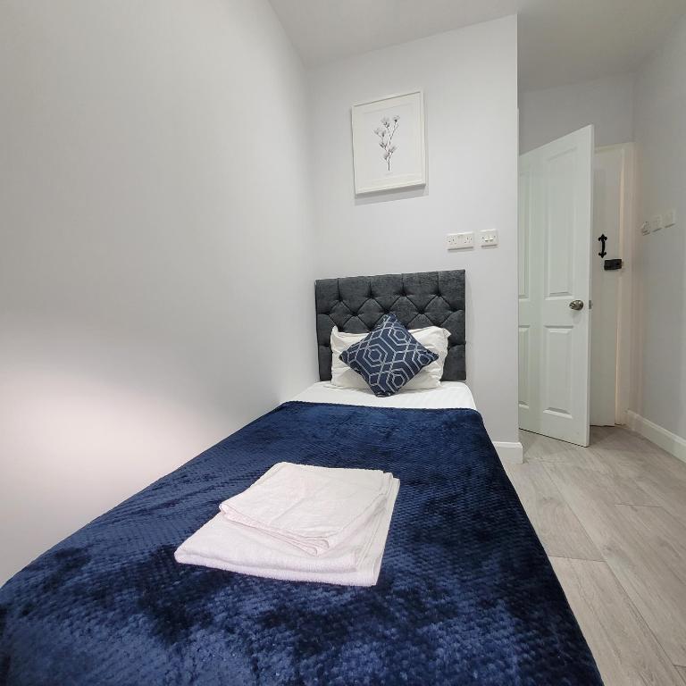 
Single Room with Private Bathroom
