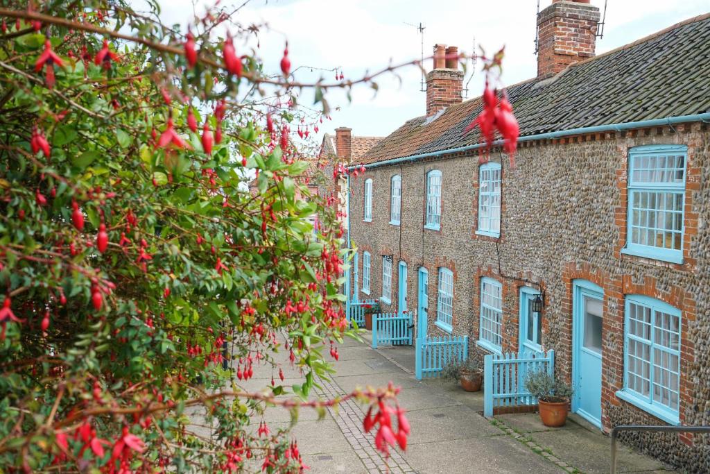 オールドバラにある6 Town Steps, Aldeburghの赤い花のレンガ造りの建物